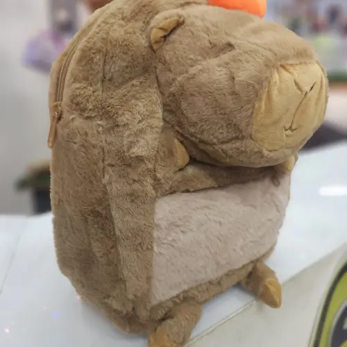 Capybara mochila detalle gorro's photo #2